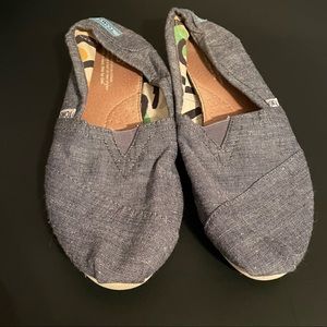 Women’s size 9 Denim Toms